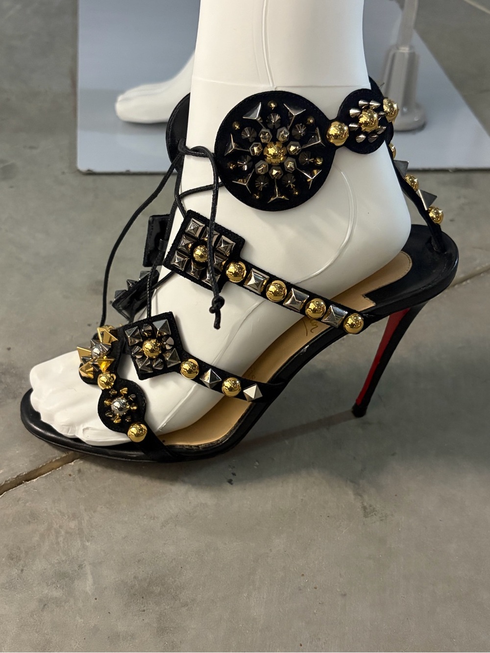 CHRISTIAN LOUBOUTIN KALEIKITA 100 BLACK STUDDED EMBELLISHED SANDALS 39.5